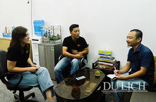 Chị Charlotte Duval và anh Nguyễn Tuấn Linh trao đổi với phóng viên Tapchidulich.net.vn